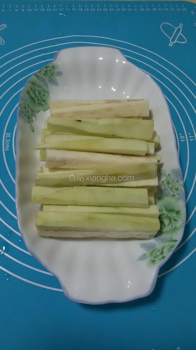茄子洗净去皮切成条摆盘