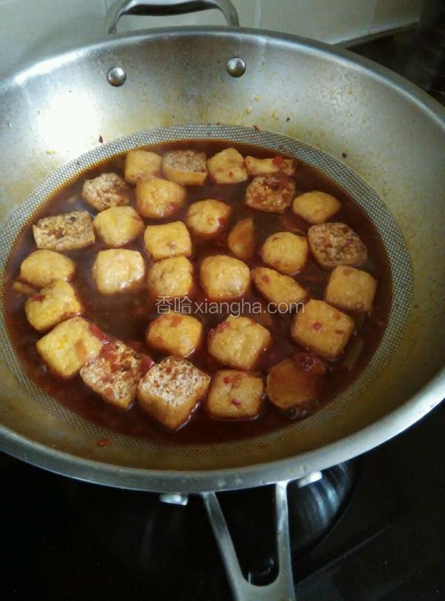 加适量清水，加少许生抽和老抽调色，大火烧开转小火熬制10分钟左右，加入豆腐果烧2分钟左右，关火