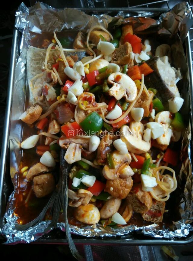 把炒锅里所有的汤料全部倒入烤盘，送入烤箱，再烤5一6分钟
