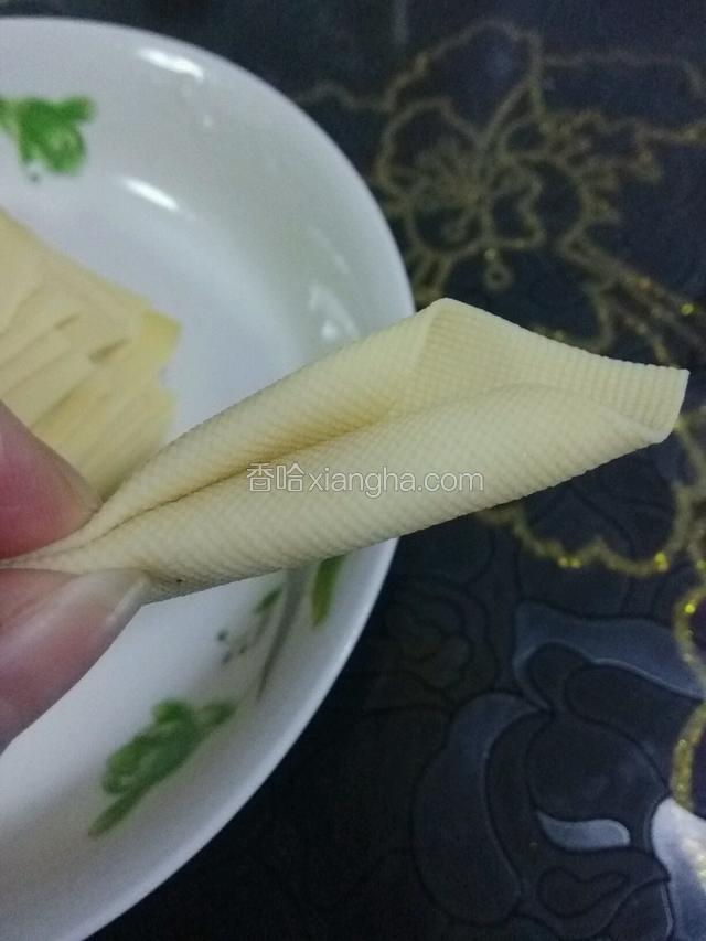 卷干豆腐，两边角往里合，再合一下串牙签。