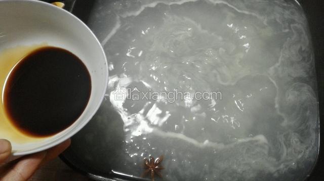 倒入味极鲜与蚝油！