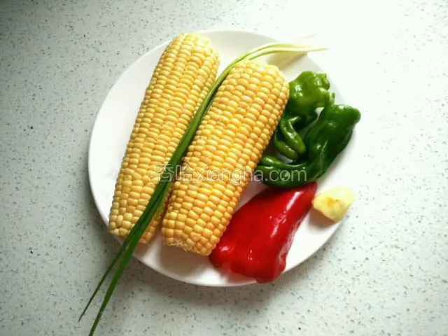 备好图中食材。玉米棒、青椒、红辣椒、葱、姜洗净。