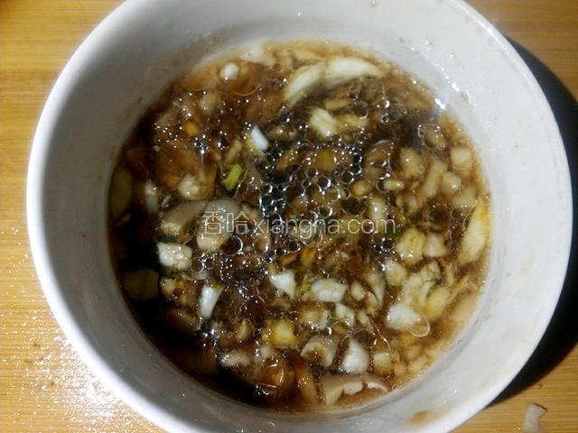 碗里放香菇沫、蒜蓉、蚝油、酱油拌匀调成汁