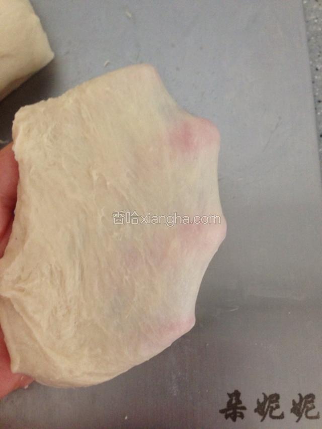 除黄油可可粉外，所有材料混合均匀，揉至能拉出厚膜状态。