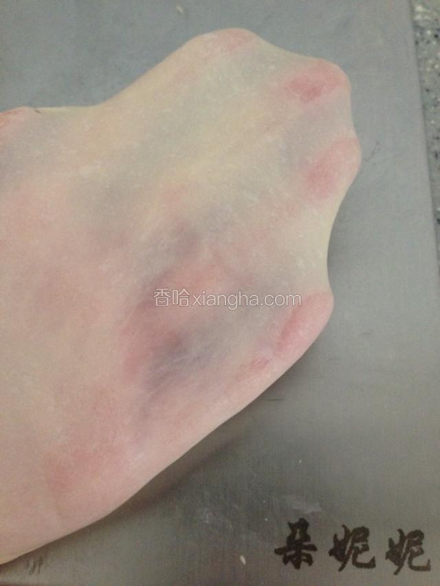 加入黄油，揉至完全阶段