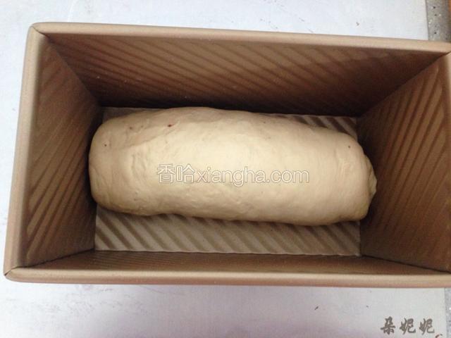 由上往下卷起。收口朝下放入模具中