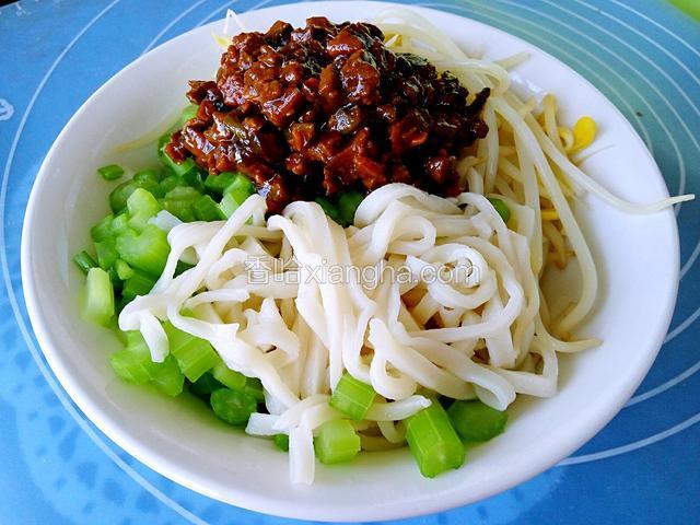 借着香菇牛肉酱的香味，顺便吃碗面条很美味