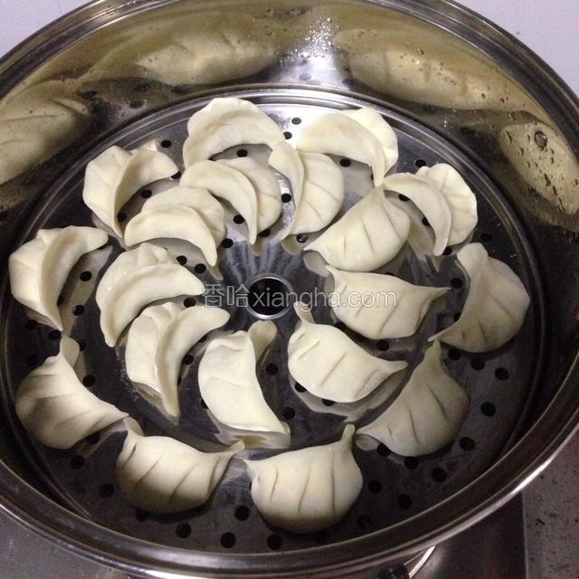 全部包好之后，锅中加水，把饺子均匀的摆在蒸笼上，水开蒸18分钟，关火后焖蒸2分钟