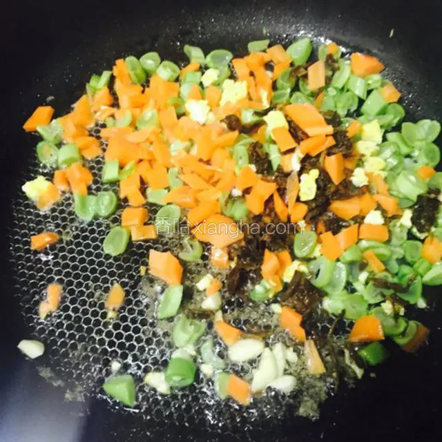 锅中倒入一点油，先放入蔬菜炒熟
