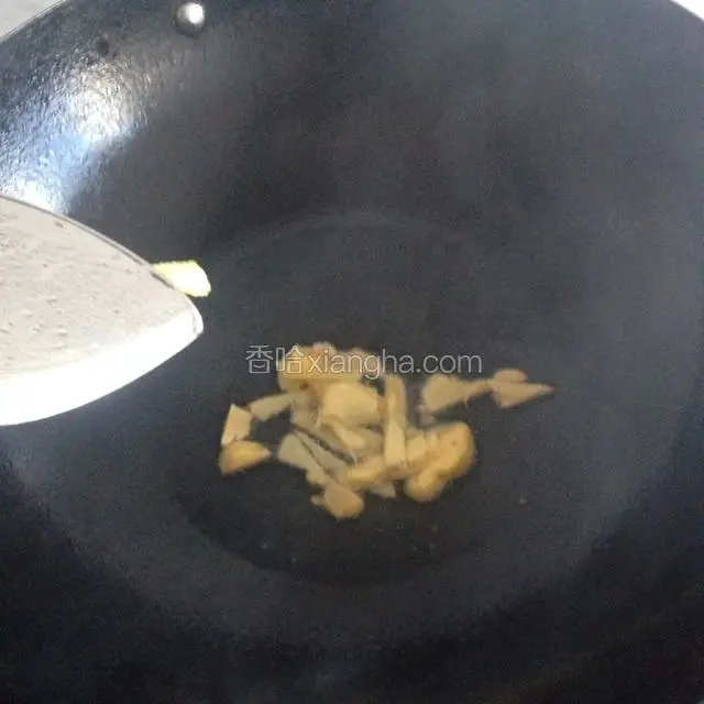 下入油，要想做好吃的美食少不了花生油，爆香放入姜片炒香