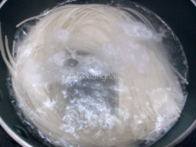 用一汤锅把水煮开，放入挂面煮5分钟。