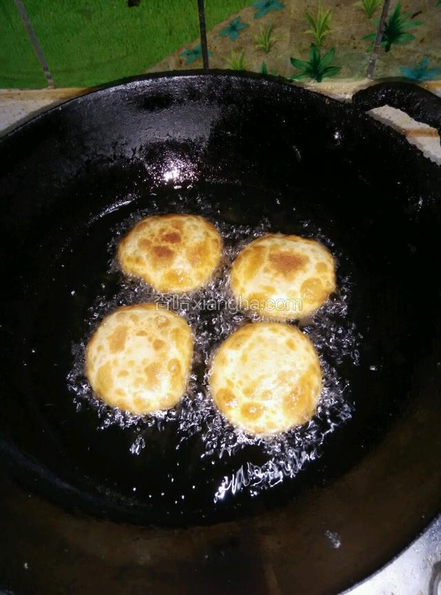 两面焦黄即可捞出。