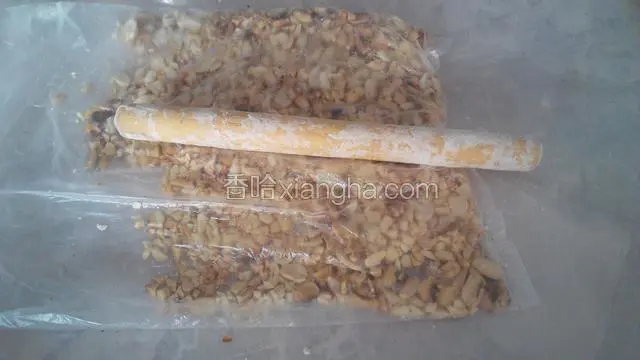 花生米用平底锅小火炒熟，去皮，放入保鲜袋，用擀面轴擀成花生碎备用