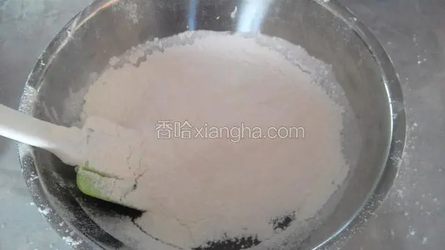 把面粉，小苏打，泡打粉一起倒入筛子过筛