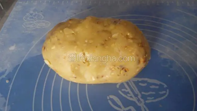 用手揉搓均匀成一个面团