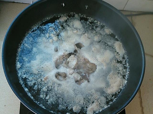 龙骨放入滚水锅里煮沸5分钟。(去血腥味)