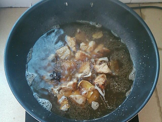 加入2碗开水，煮沸3分钟。