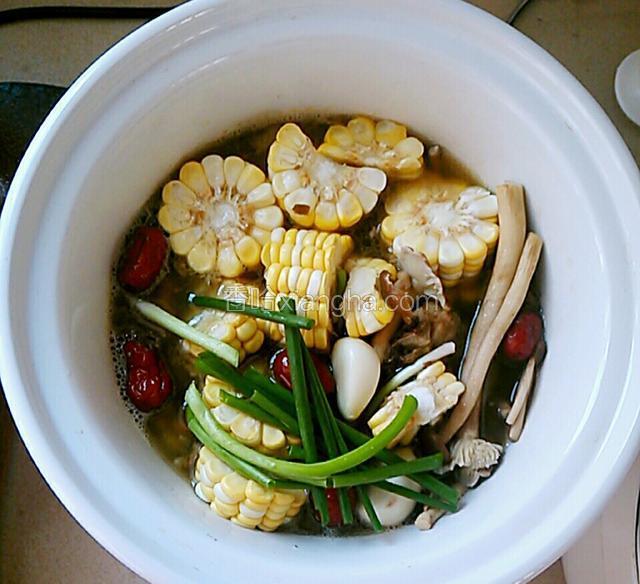 倒入炖锅，放入茶树菇，玉米，葱段，蒜瓣。红枣5粒洗净也放里面。