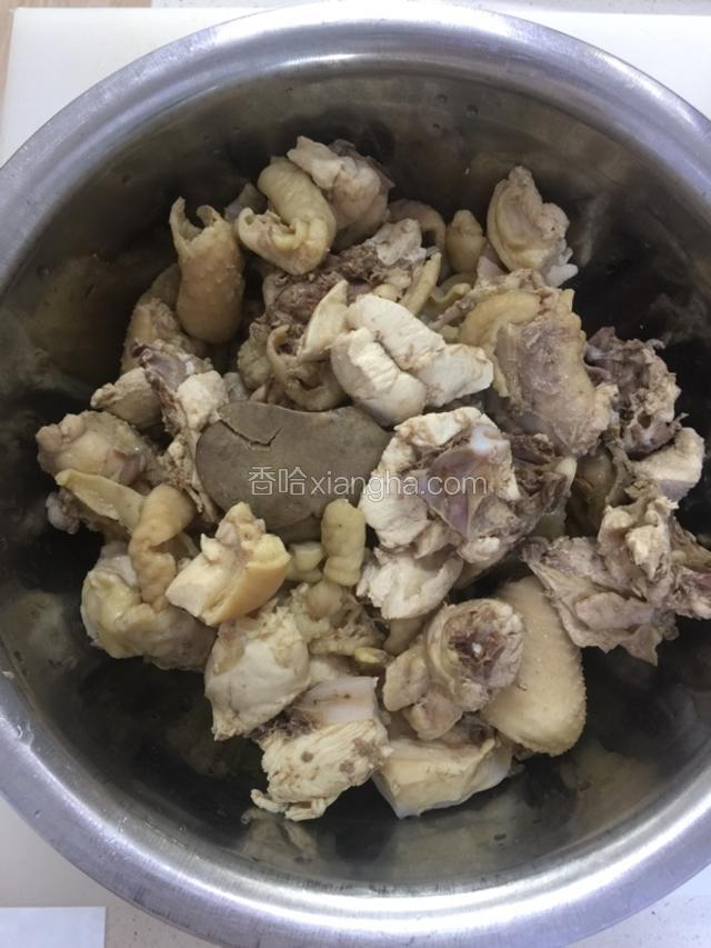 1：鸡骨架洗净切块，冷水下锅抄出血末盛出备用。土豆去皮夯块备用。