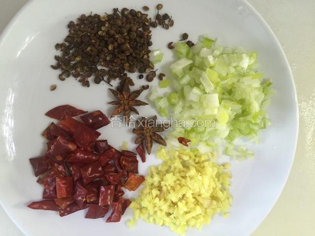 2：准备，大料，花椒，干红椒，姜末，葱花，备用。