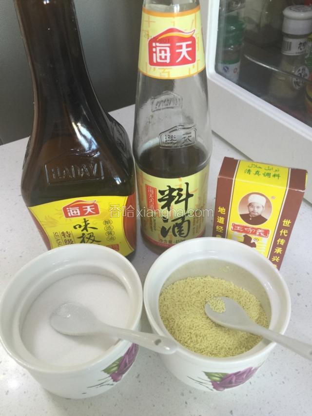 6：加入5克酱油，5克料酒，5克十三香，5克鸡精，10克盐，继续翻炒。（调料依自己的口味按比例增减）