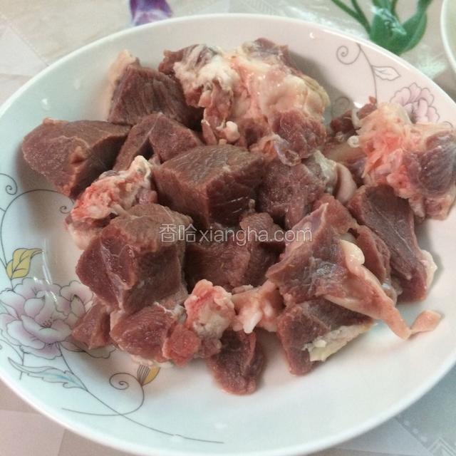 羊肉切块洗干净备用