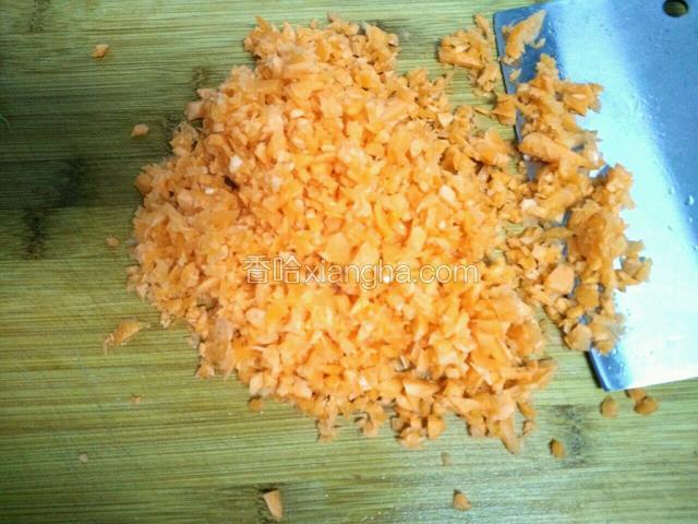 胡萝卜切碎(小颗粒状)。