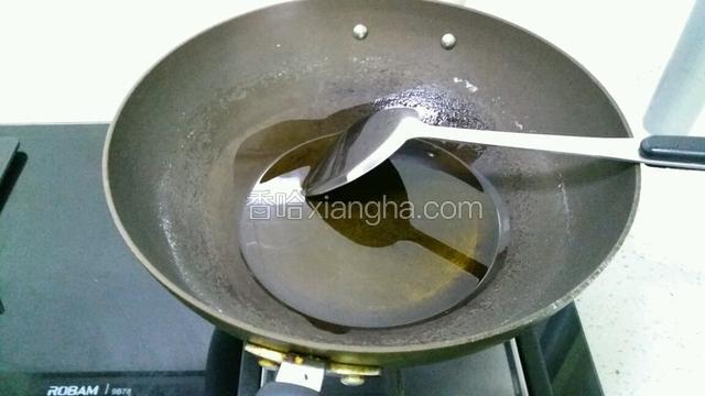 把锅烧干，放入适量的油