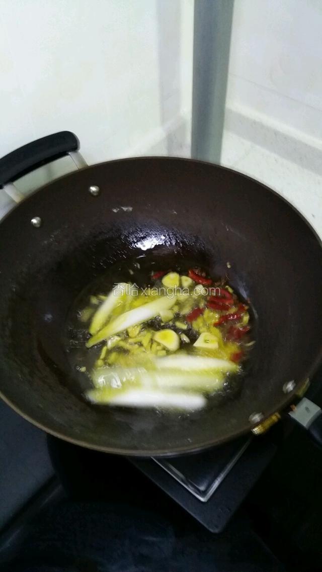 油冒烟就去放入生姜大蒜和大葱，再放入花椒和辣椒