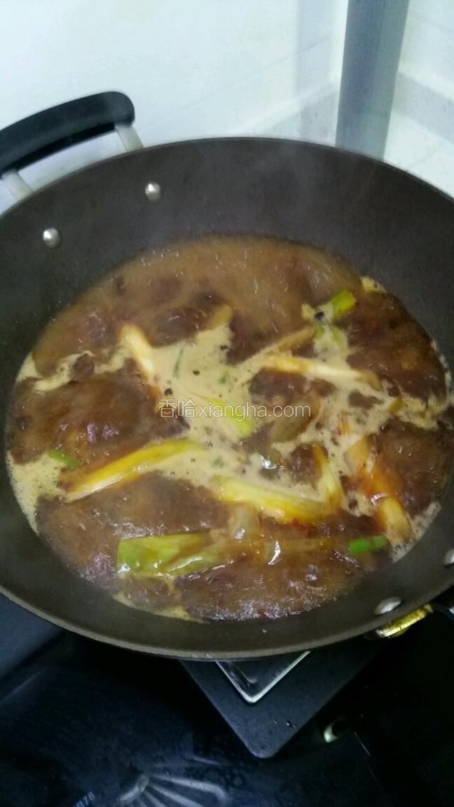 加入适当的清水，大火烧开，然后小火熬五到十分钟