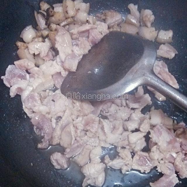 把瘦肉炒至颜色变白