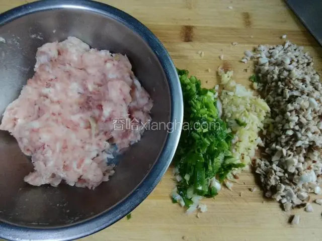肉绞成馅，葱，姜，蒜，香菇剁细。