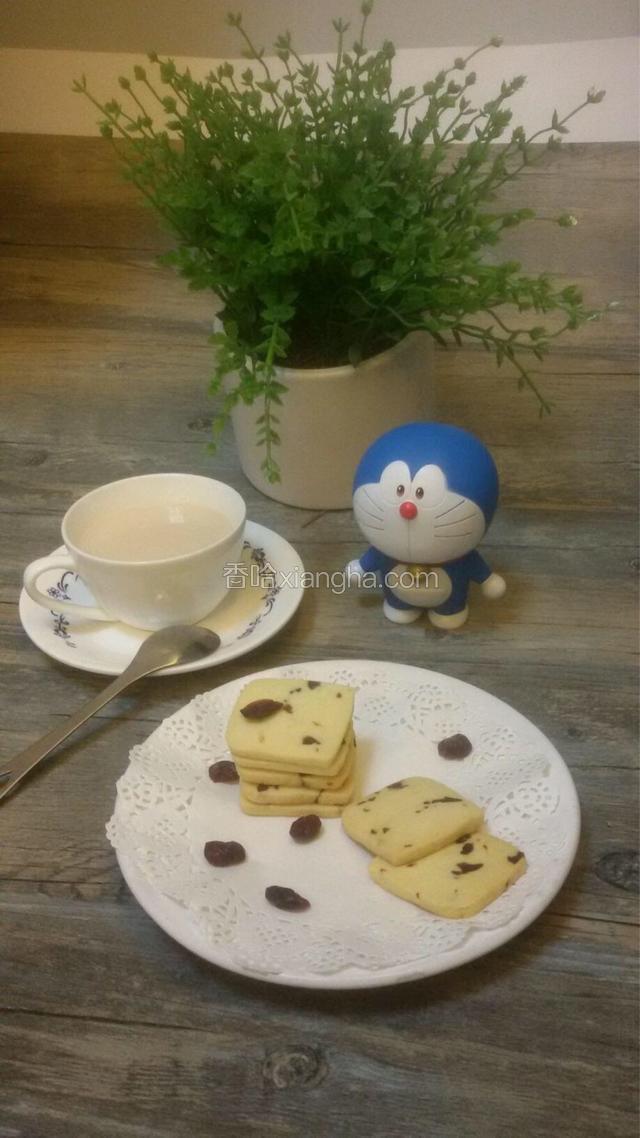 美味的饼干搭配浓浓的咖啡，好是满足的味道