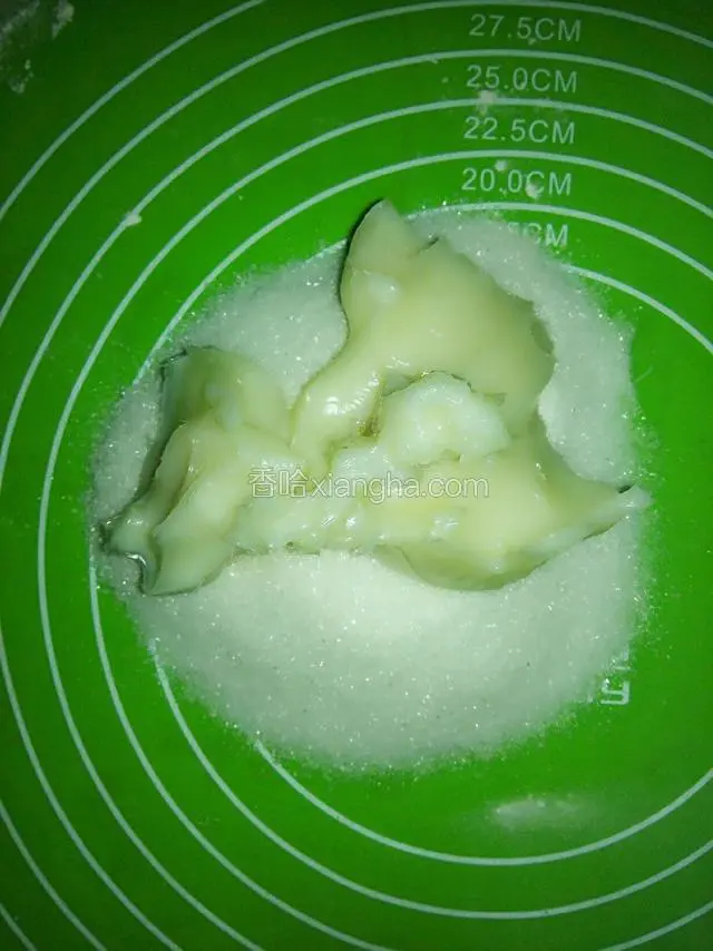 将白糖和猪油倒入硅胶垫上