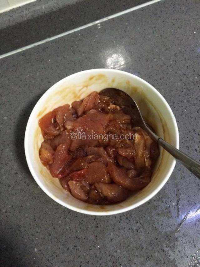 瘦肉切薄片，用适量生抽，蚝油，盐，料酒腌制十分钟左右。