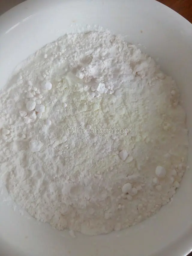 300克面粉加奶粉，用低于35度温水化开酵母，倒入面粉中搅拌成絮状
