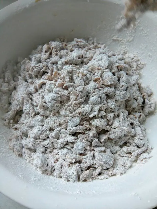 剩下300面粉，用开水化开红糖，冷却到35度一下，加入酵母融化，倒入面粉中搅拌成絮状