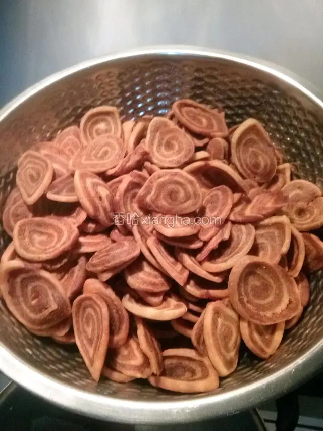 捞出，沥干油，用吸油纸吸去多余的油