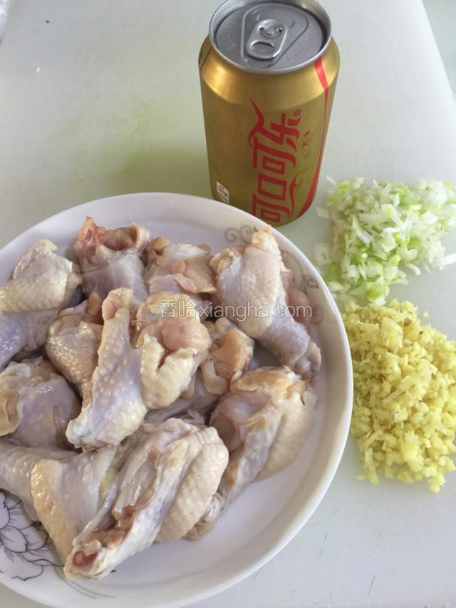 1：准备鸡腿，温水洗净，用刀划几下，便于入味，准备葱姜末，可乐一听备用。