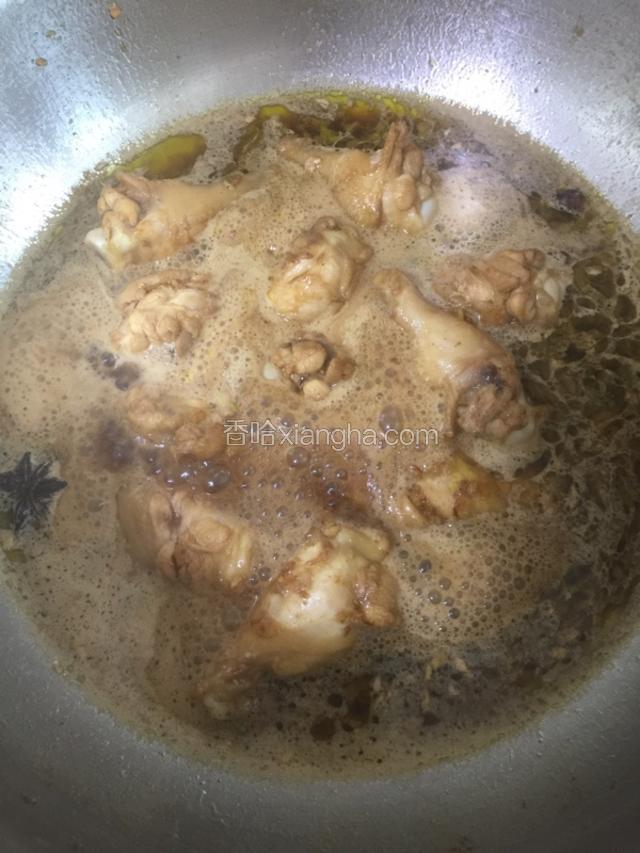 3：翻炒片刻后，加入味极鲜，放少量老抽提色，放入十三香，盐，鸡精，料酒，倒入一听可乐，盖上锅盖大火炖15到20分钟，开锅后调中火。