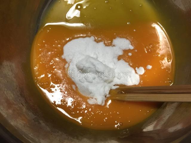 将蛋黄打散（不要打出泡），再加入细砂糖一起搅拌。