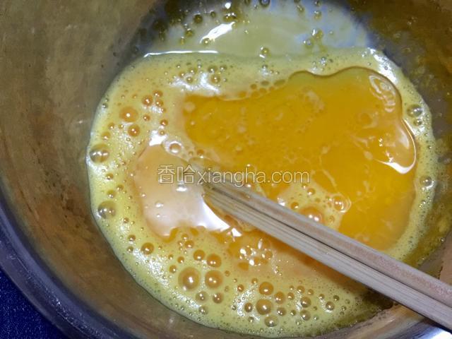 加入色拉油搅拌，直至看不出明显的油的状态。