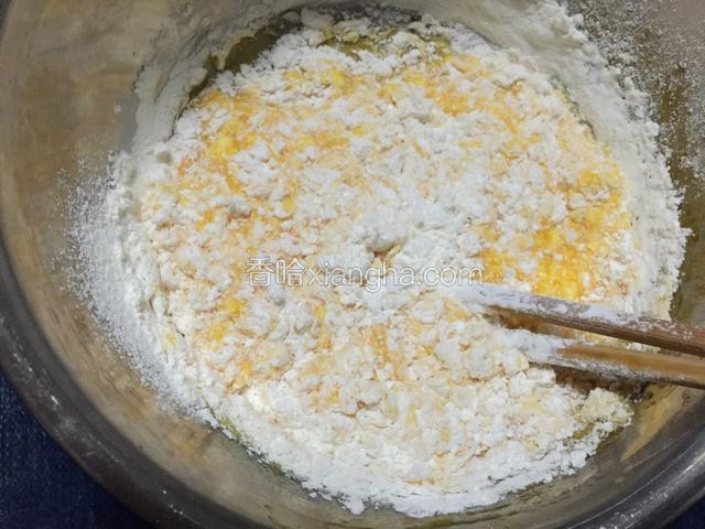 面粉过筛进行搅拌。注意：这时候就换刮刀慢慢搅拌直至把小颗粒弄碎，但不要翻转地搅拌（因为这样的蛋糕太有嚼劲）。这一步一定要有耐心，不把面粉疙瘩弄没的话，蛋糕里就会有很多疙瘩块。