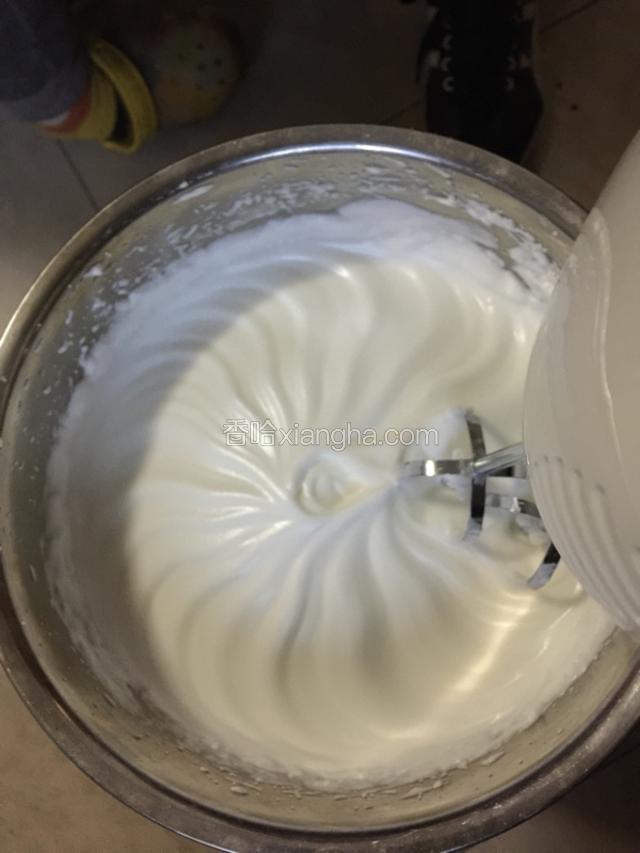 现在用另一个稍大的器皿装好蛋清，加入几滴白醋，用电动打蛋机低速打发。首先看到出现打气泡时加入1/3的糖；接着打发，直至有小气泡时再加入1/3的糖；接着换中速打发，直到出现微微的纹路就加入剩下的糖；换高速打发，直到出现明显的且不容易软掉的纹路时即可停止。（停止时慢慢减速停止）