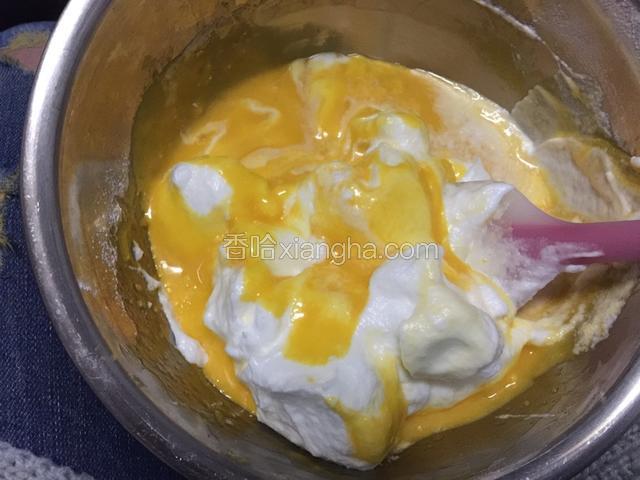 分别将打发好的蛋白分3次加入面粉糊里进行搅拌。