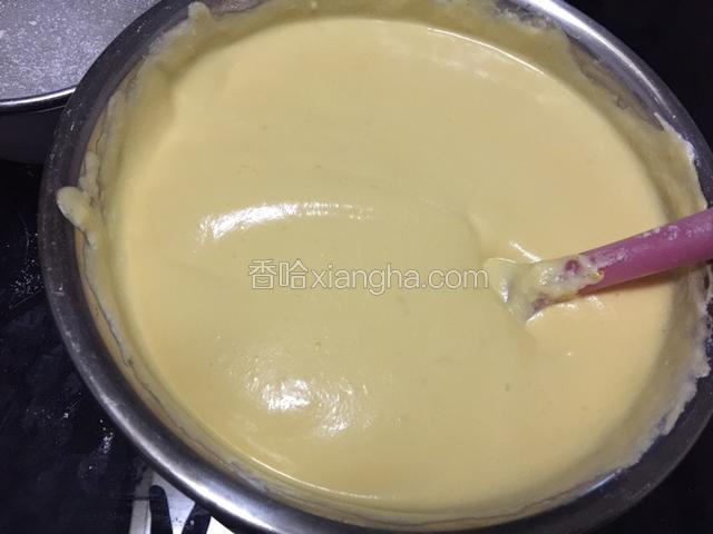 搅拌好后，180℃预热5分钟，在预热的同时，将搅拌后的蛋糕糊倒入蛋糕模子，然后拿起模子从高处放下镇几下（使蛋糕糊里没有气泡）。