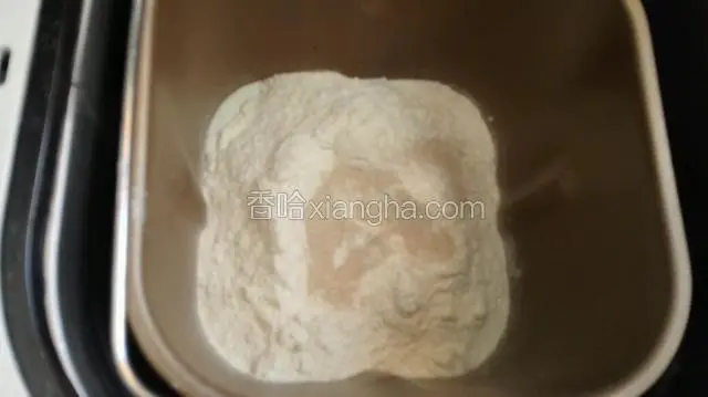 按照顺序面包机内放入奶，鸡蛋，白糖，盐，玉米油，高筋粉，发酵粉！（盐与白糖对角放）