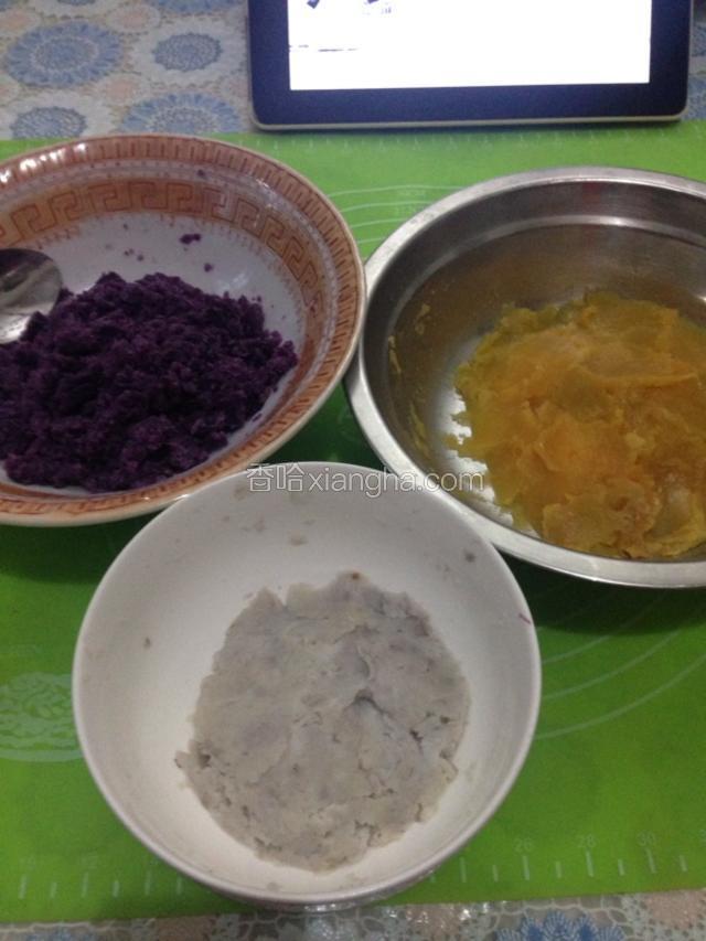 蒸熟的红薯、紫薯、小芋仔去皮压成泥