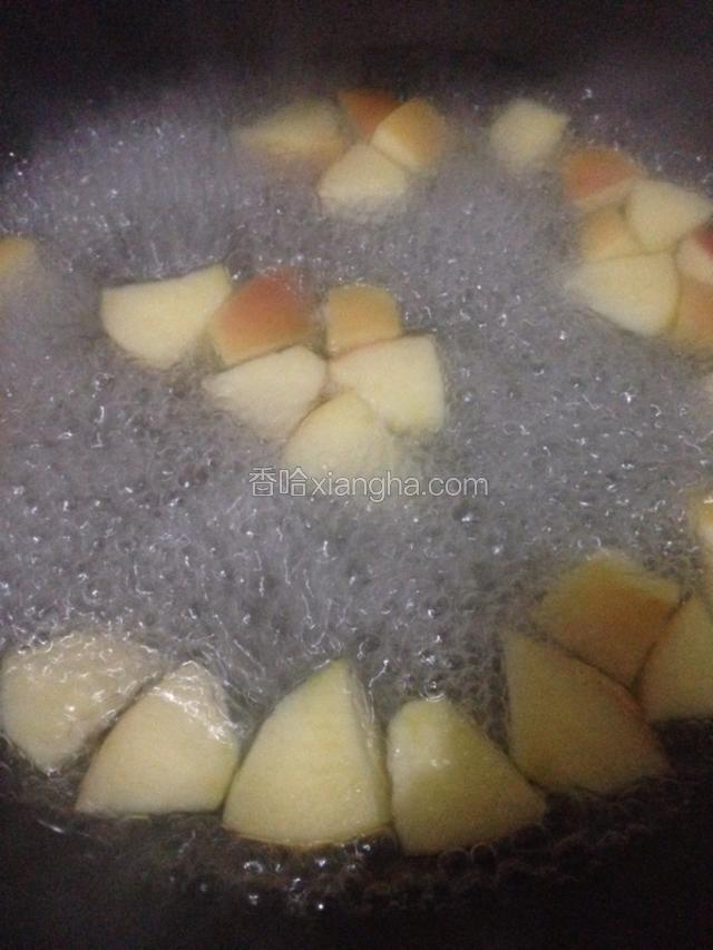 苹果切小块入锅同冰糖、葡萄干一起煮10分钟