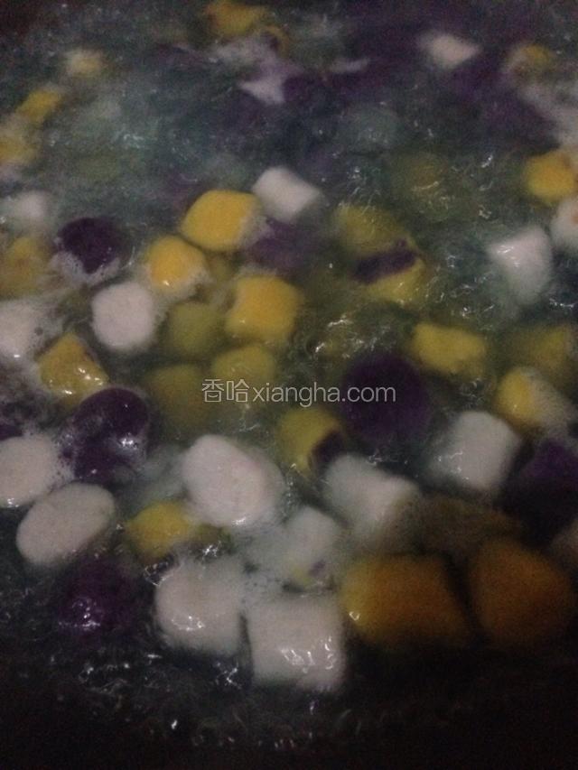 切好的芋圆入滚水中煮至浮起捞出